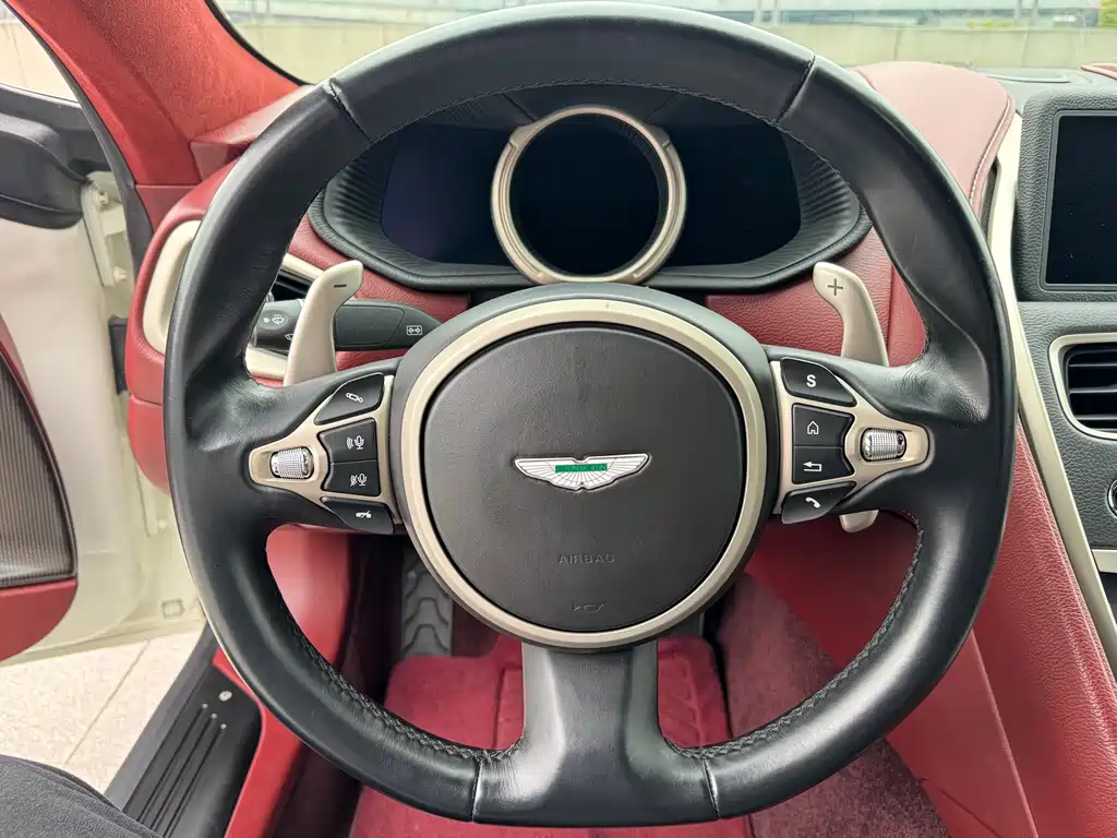 Aston Martin DB11 2017 — фото 11