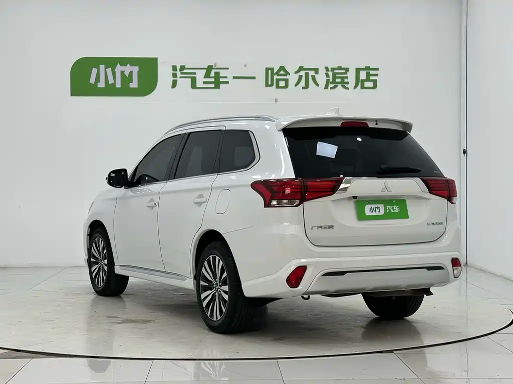 Mitsubishi Outlander 2022 — фото 4