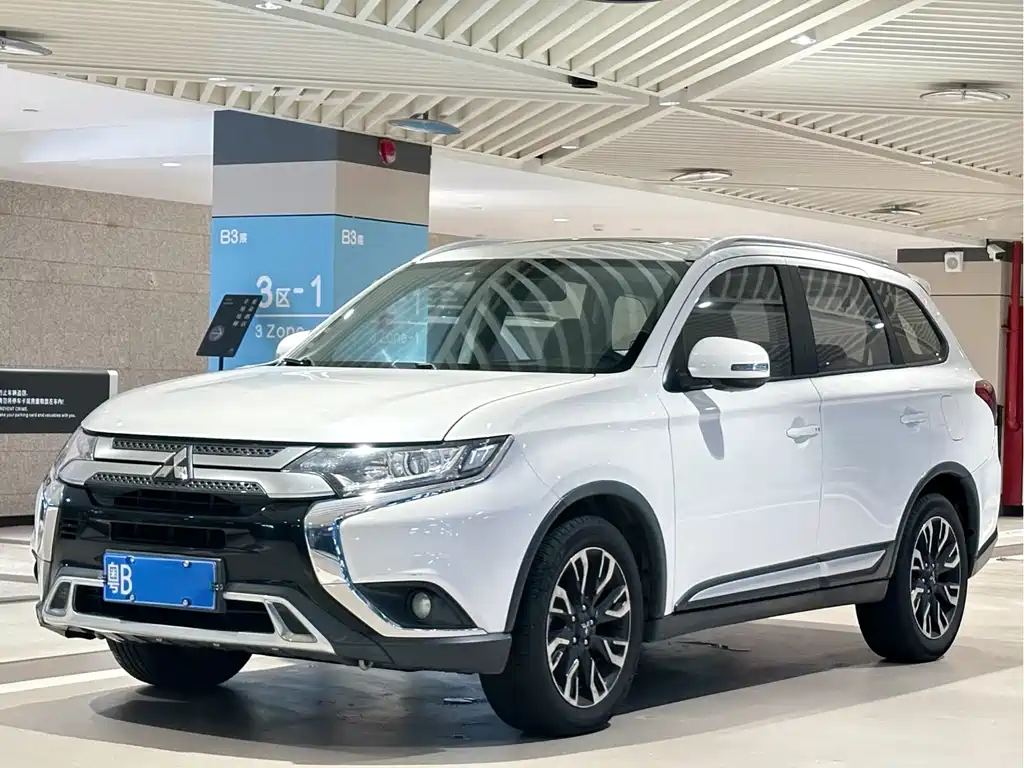 Mitsubishi Outlander 2019 — фото 1