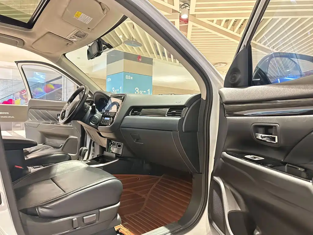 Mitsubishi Outlander 2019 — фото 12