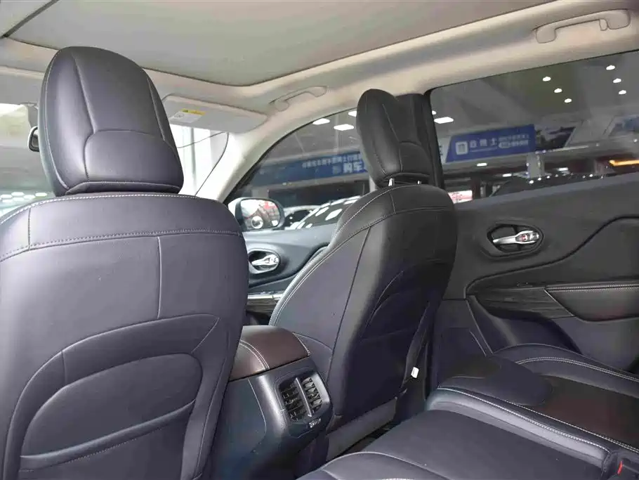 Jeep Cherokee 2018 — фото 8