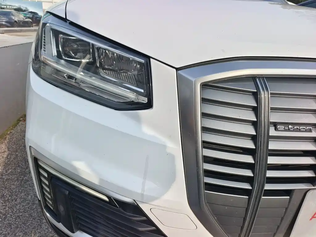 Audi Q2L e-tron 2020 — фото 15