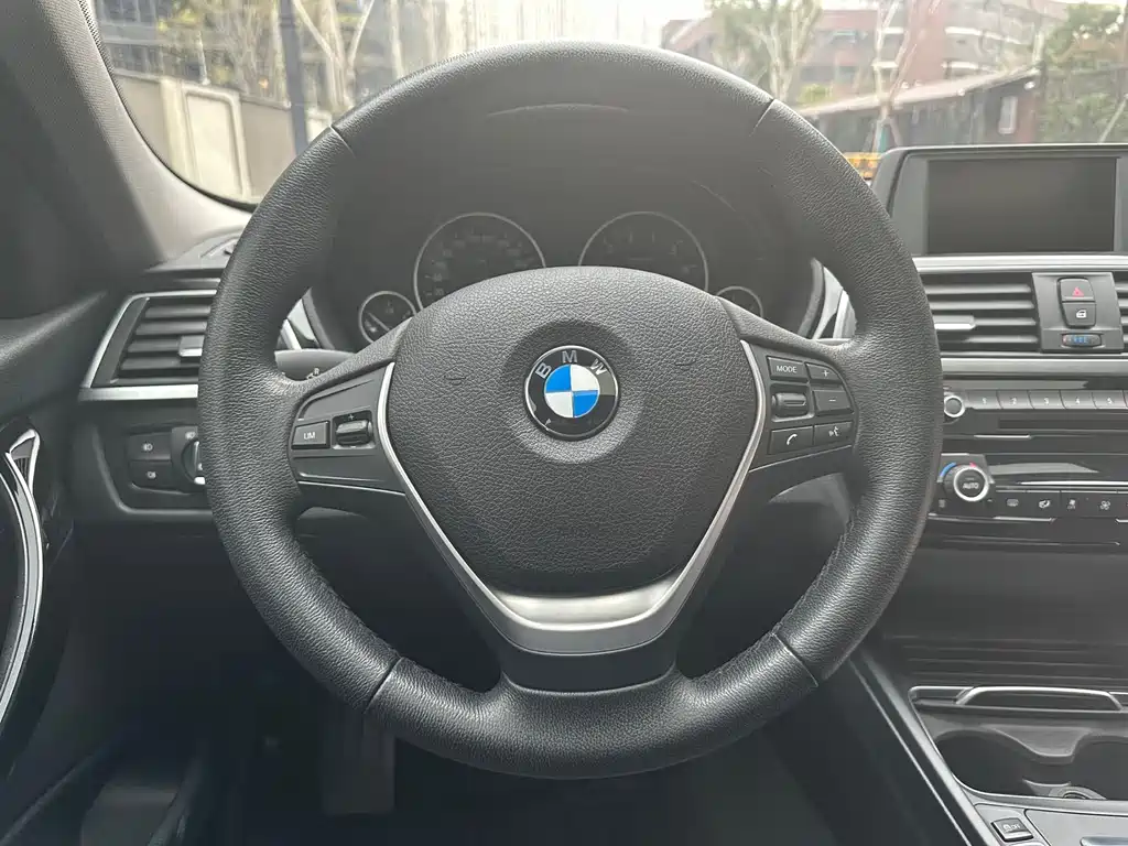 BMW 3 Series 2017 — фото 17