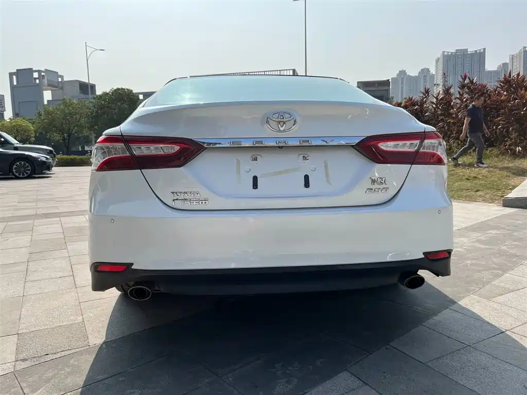 Toyota Camry 2018 — фото 5