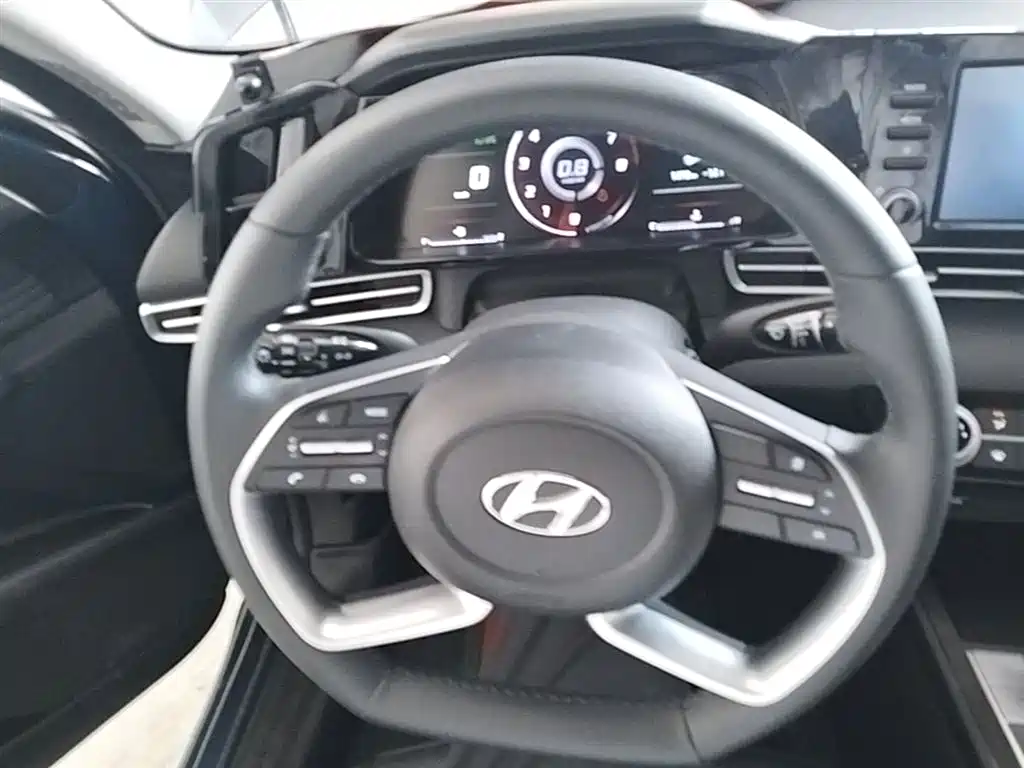 Hyundai Elantra 2022 — фото 11