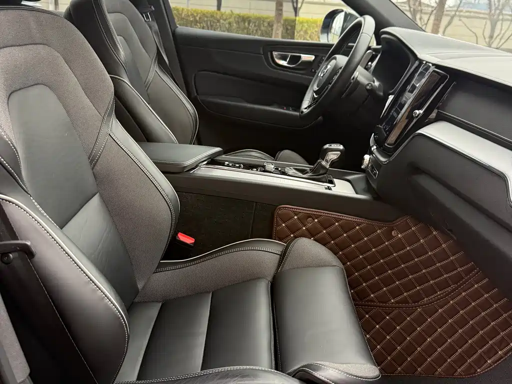 Volvo XC60 2020 — фото 17