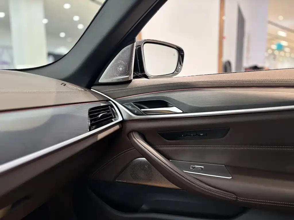 BMW 5 Series 2023 — фото 10