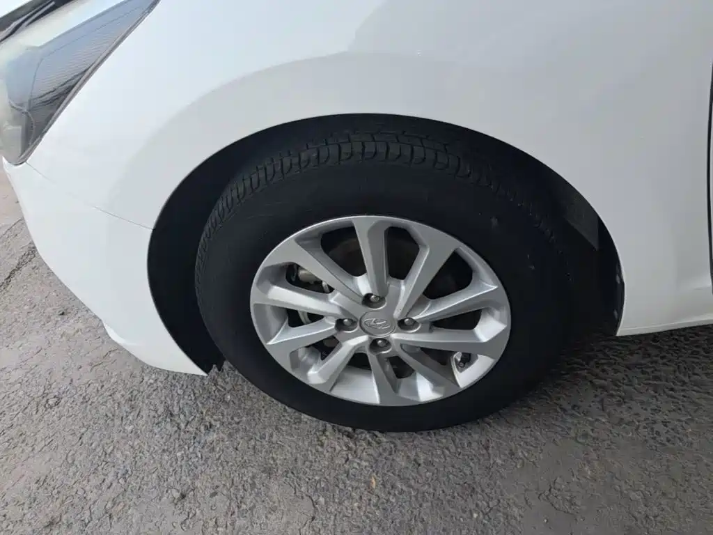 Hyundai Verna 2017 — фото 23