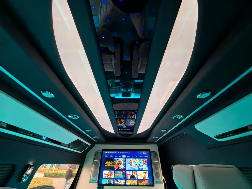 Toyota Hiace 2023 — фото 14