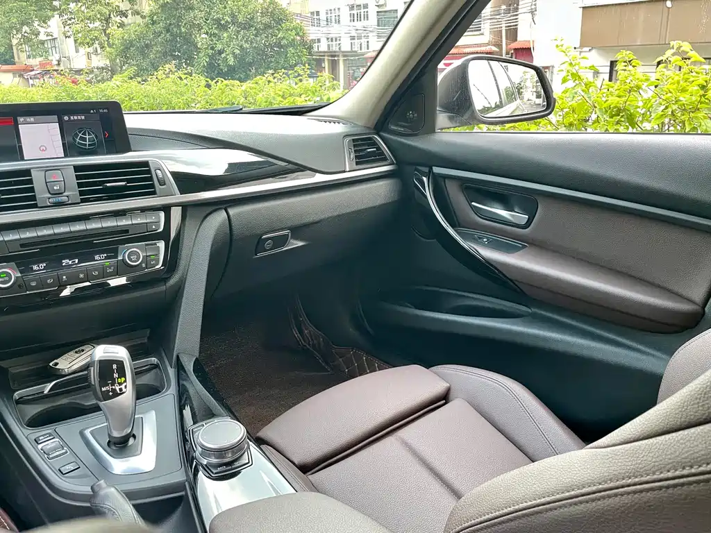 BMW 3 Series 2019 — фото 18