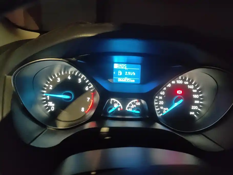 Ford Focus 2015 — фото 14