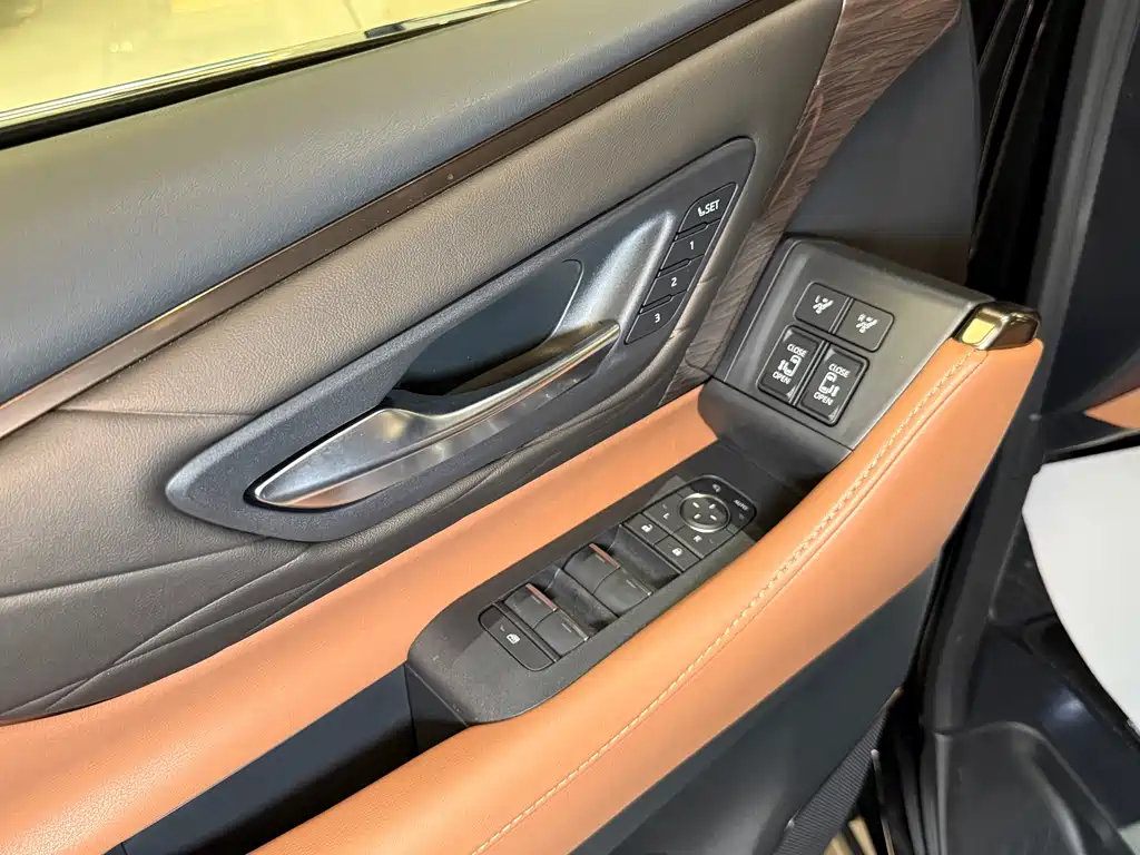 Toyota Vellfire — фото 14