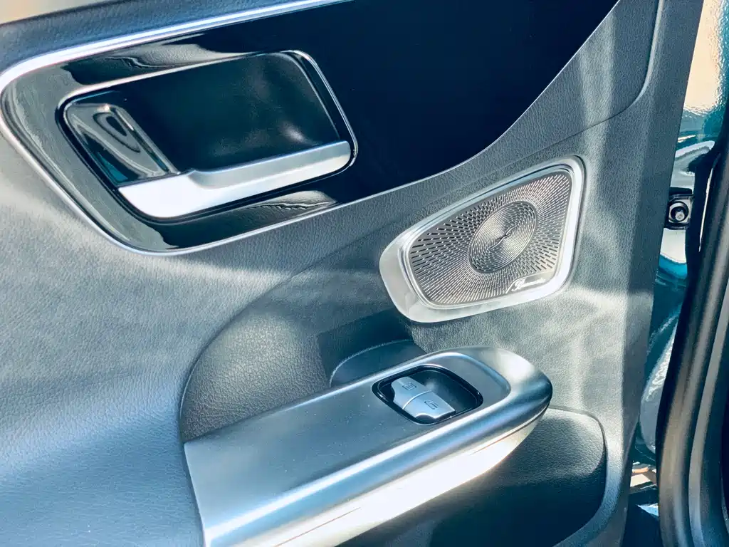 Mercedes-Benz C-Class 2023 — фото 18