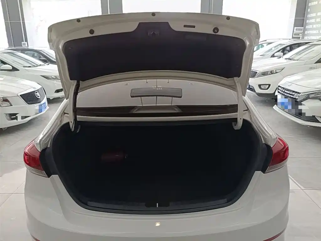 Hyundai Elantra 2018 — фото 19