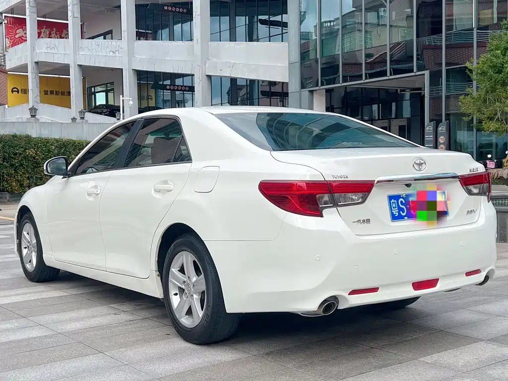 Toyota Reiz 2013