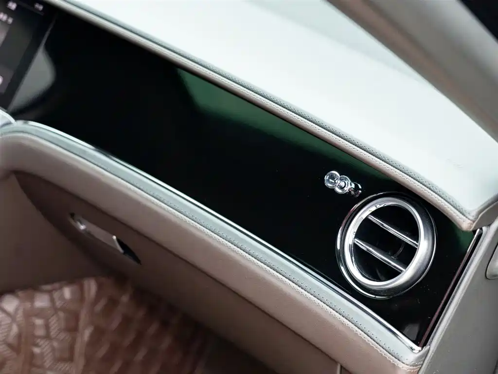Bentley Flying Spur 2023 — фото 17