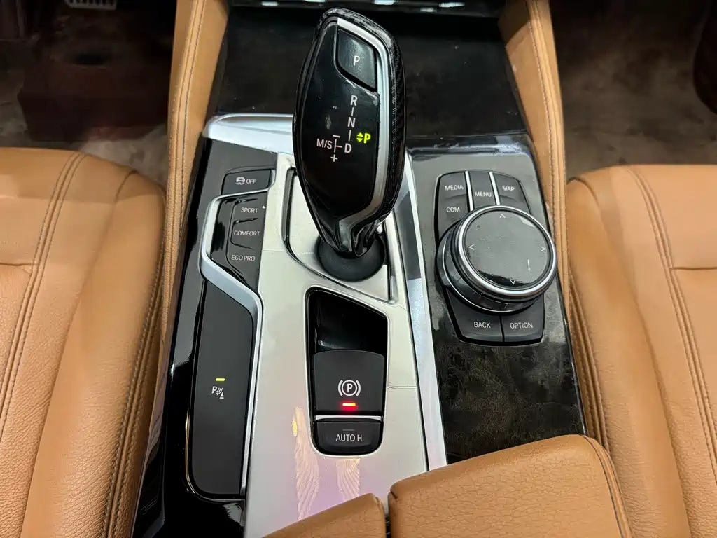BMW 5 Series 2017 — фото 25
