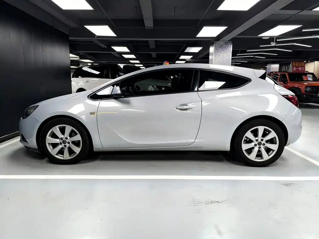 Opel Astra 2014 — фото 19