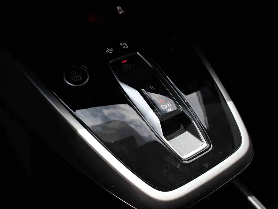 Audi Q4 e-tron 2025 — фото 9