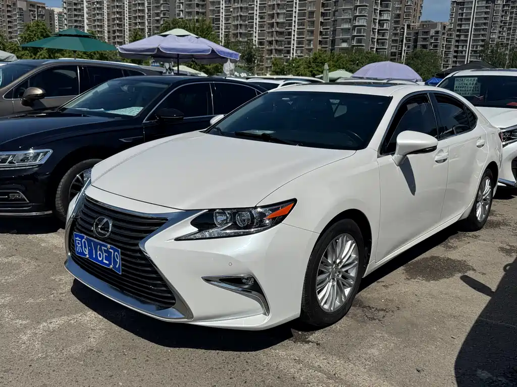 Lexus ES 2017 — фото 1