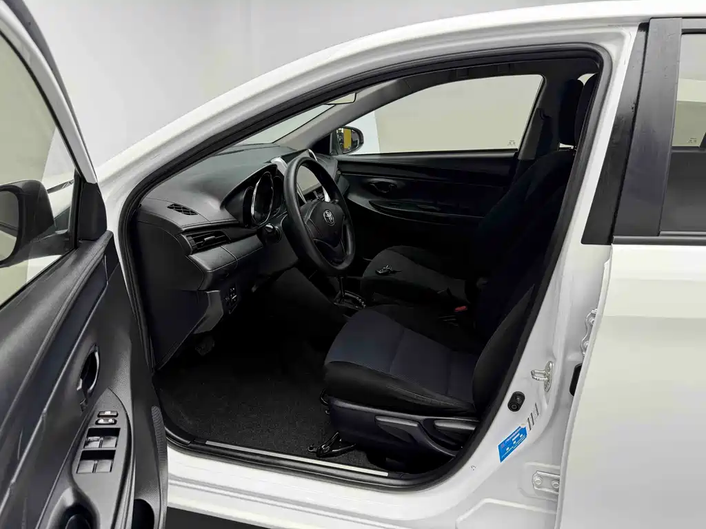 Toyota Yaris L 2019 — фото 12