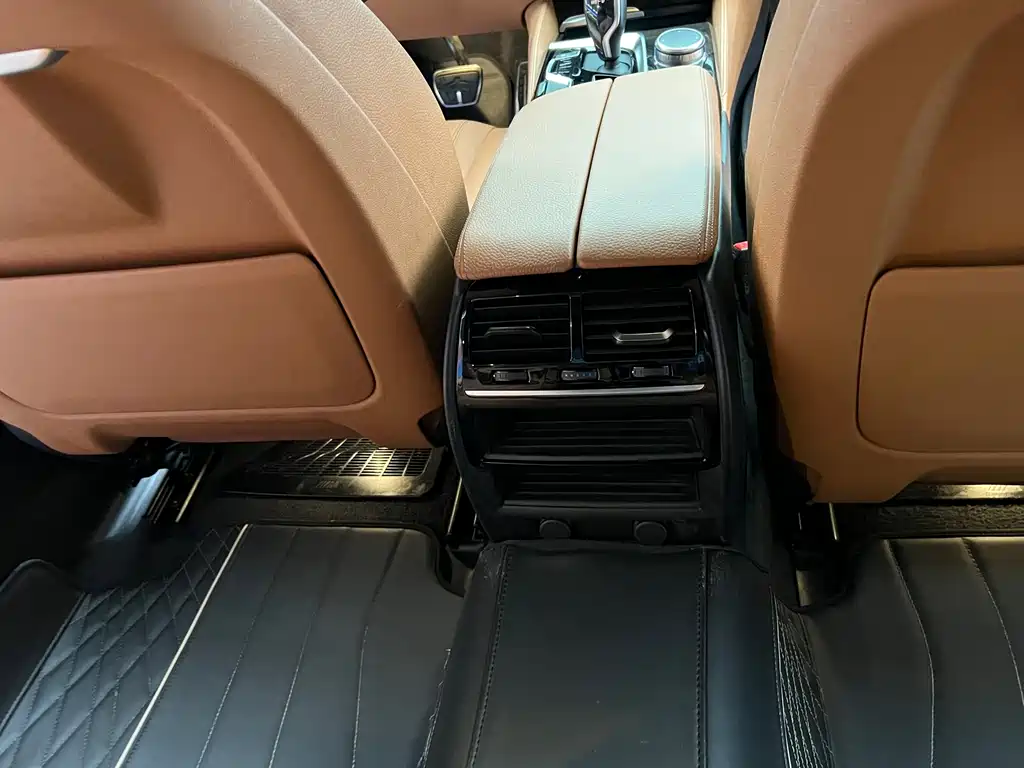 BMW 5 Series 2019 — фото 14