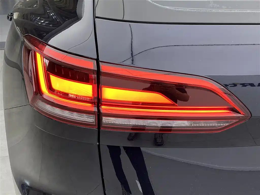 Volkswagen Touareg 2022 — фото 11