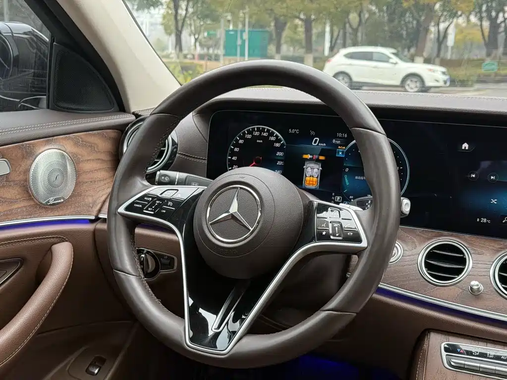 Mercedes-Benz E-Class 2023 — фото 8
