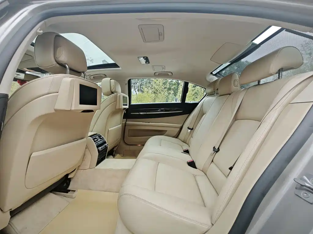 BMW 7 Series 2010 — фото 11