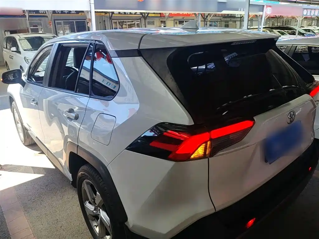 Toyota RAV4 2022 — фото 5