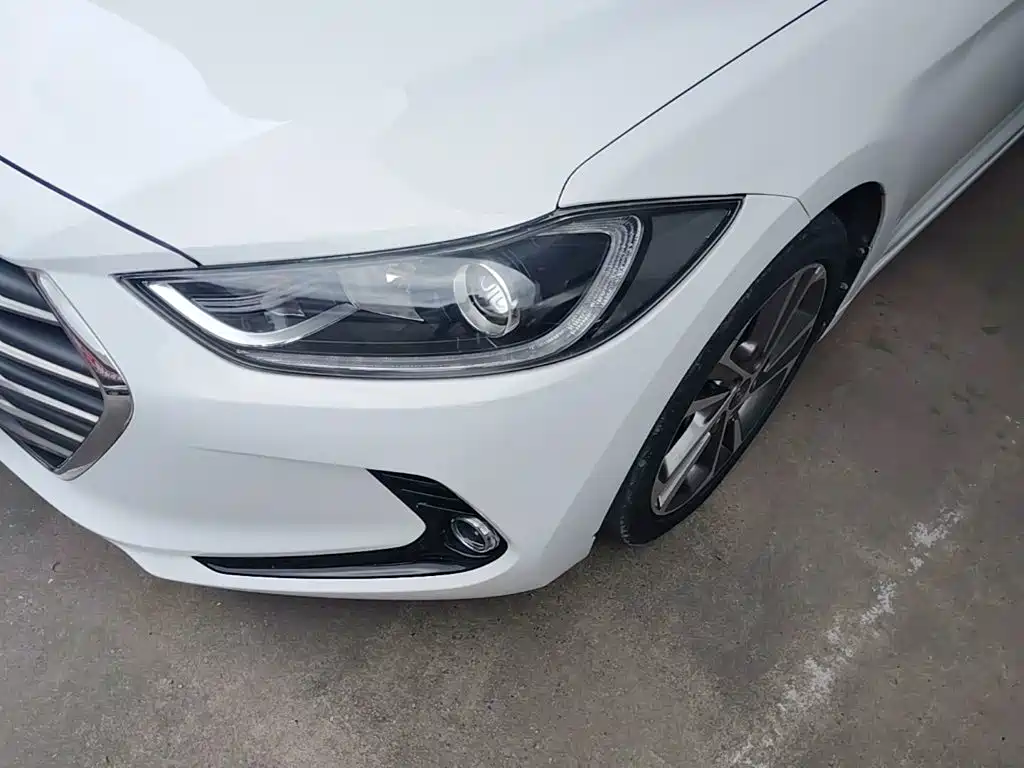 Hyundai Elantra 2016 — фото 24