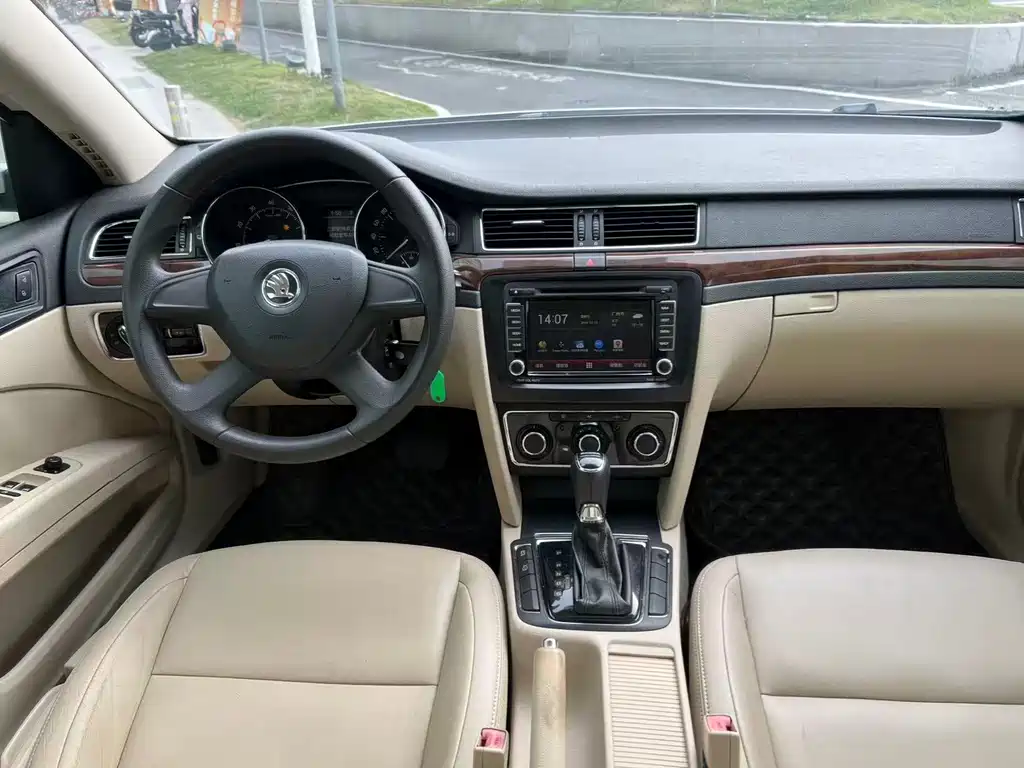 Skoda Superb 2014 — фото 21