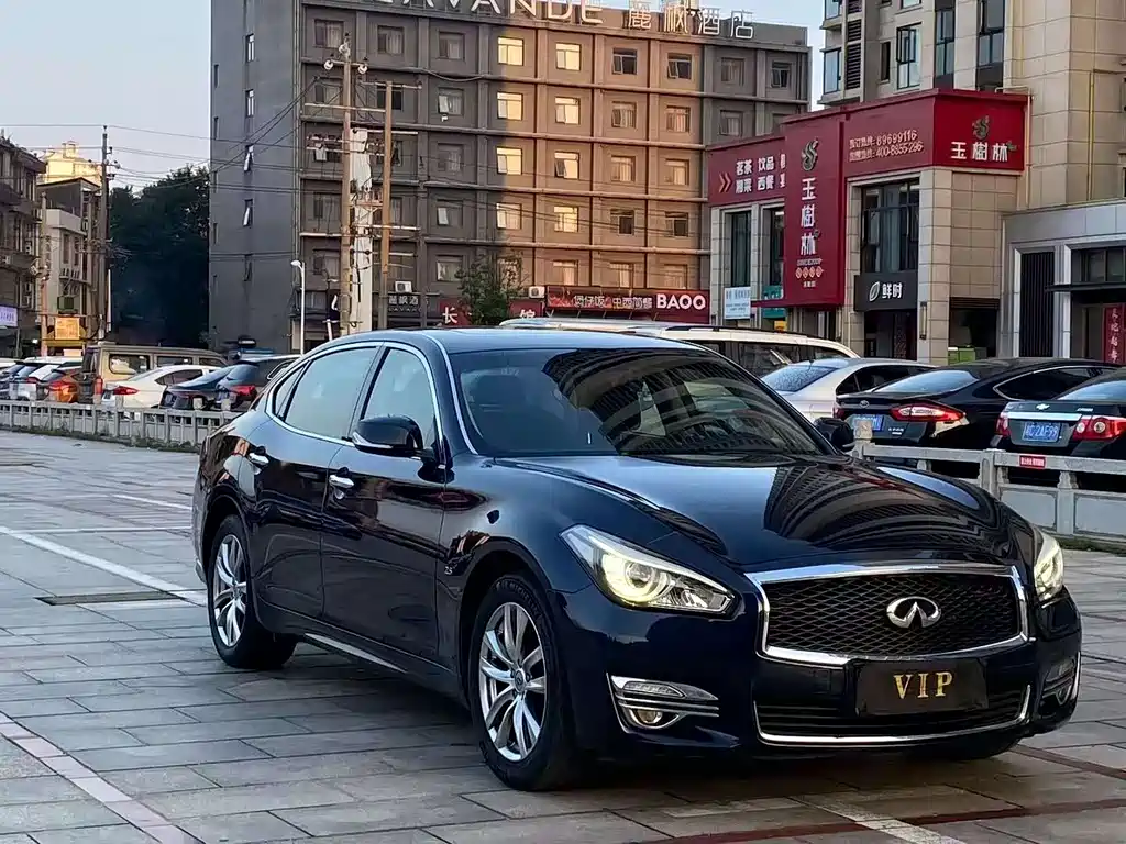 Infiniti Q70 2016