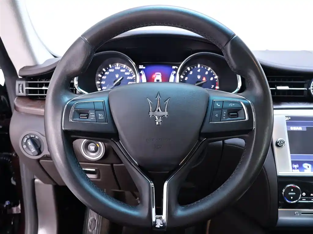 Maserati Quattroporte 2015 — фото 16