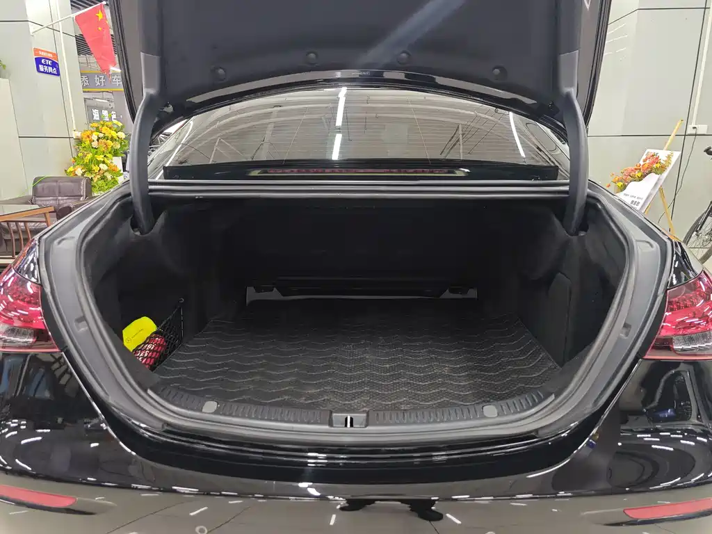 Mercedes-Benz E-Class 2023 — фото 17