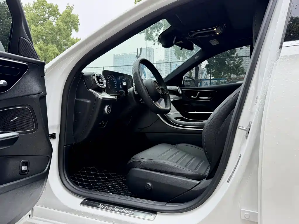 Mercedes-Benz C-Class 2025 — фото 10