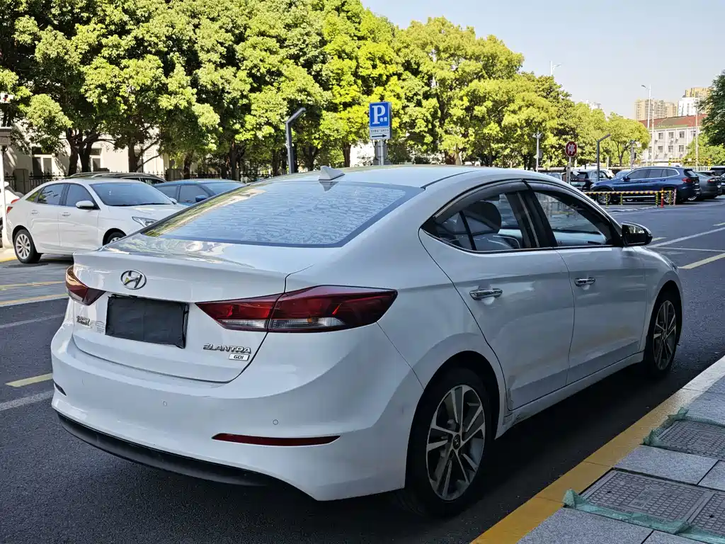 Hyundai Elantra 2016 — фото 8