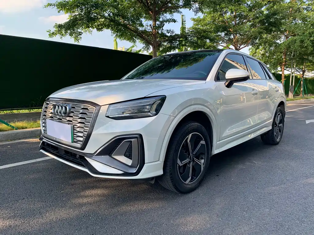 Audi Q2L e-tron 2022 — фото 1