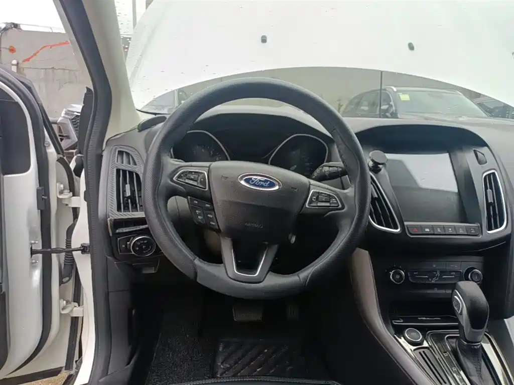 Ford Focus 2017 — фото 11