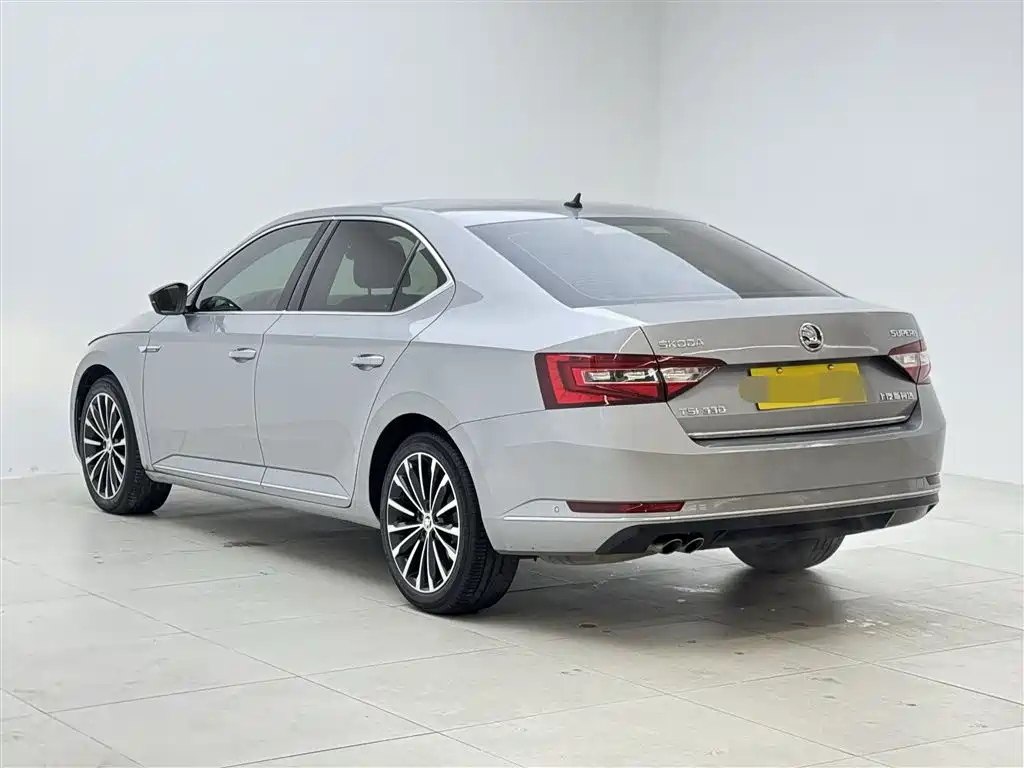 Skoda Superb 2017 — фото 23