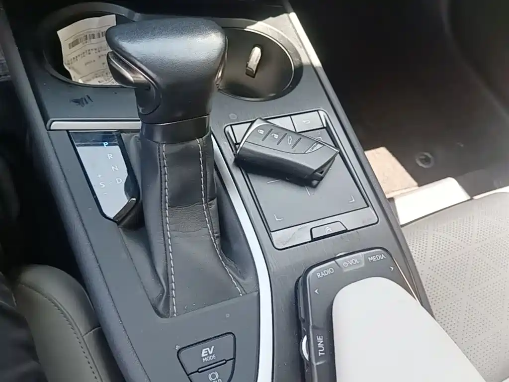 Lexus UX 2020 — фото 14
