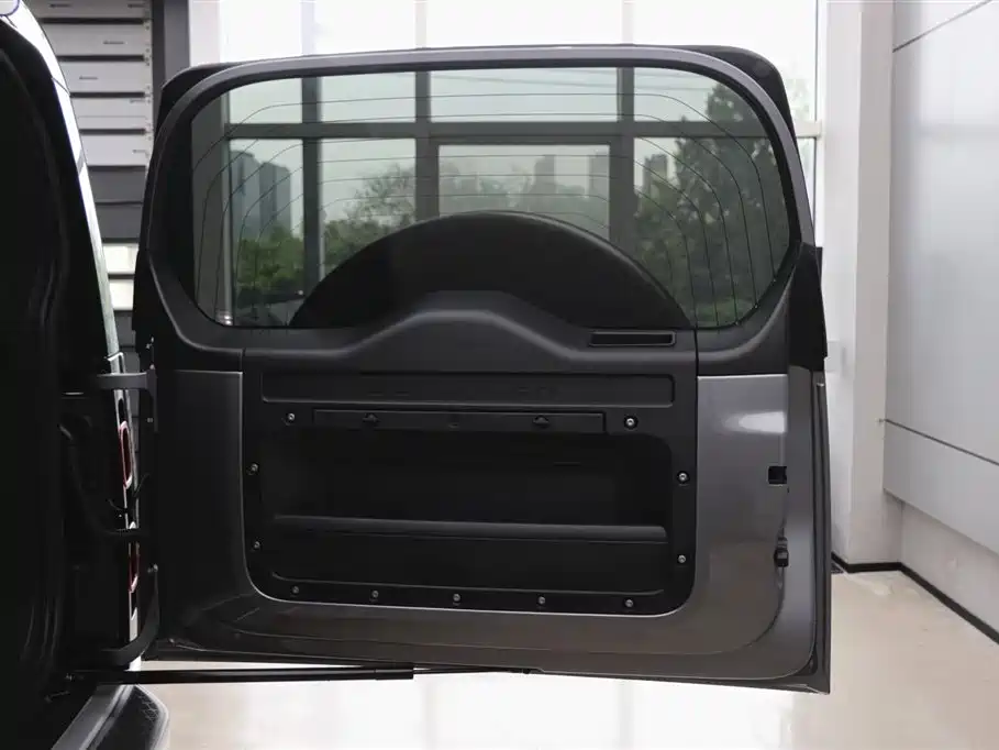 Land Rover Defender 2023 — фото 32
