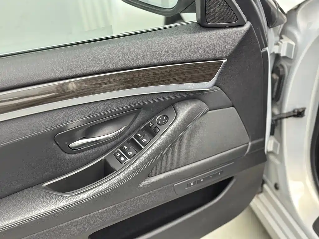 BMW 5 Series 2010 — фото 20