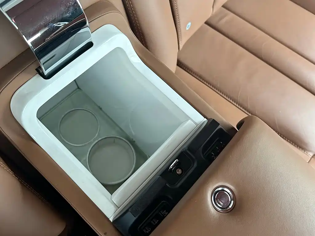Rolls-Royce Phantom 2016 — фото 12