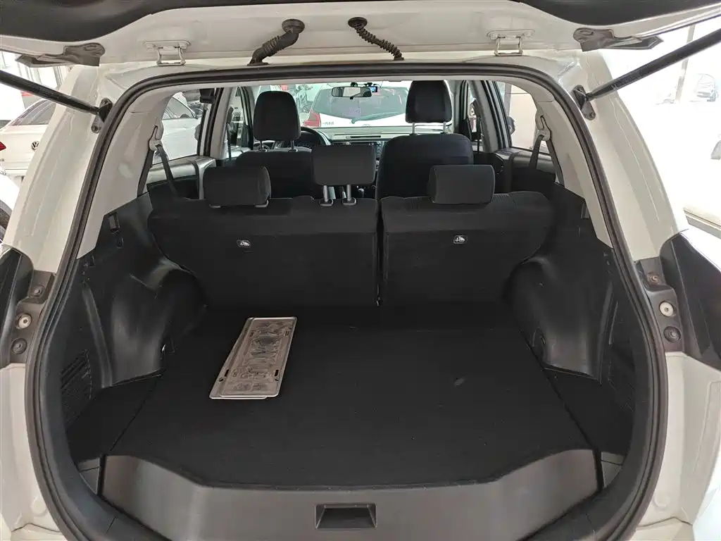 Toyota RAV4 2018 — фото 18