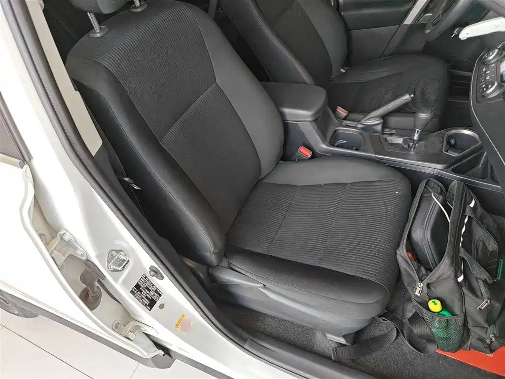 Toyota RAV4 2018 — фото 24