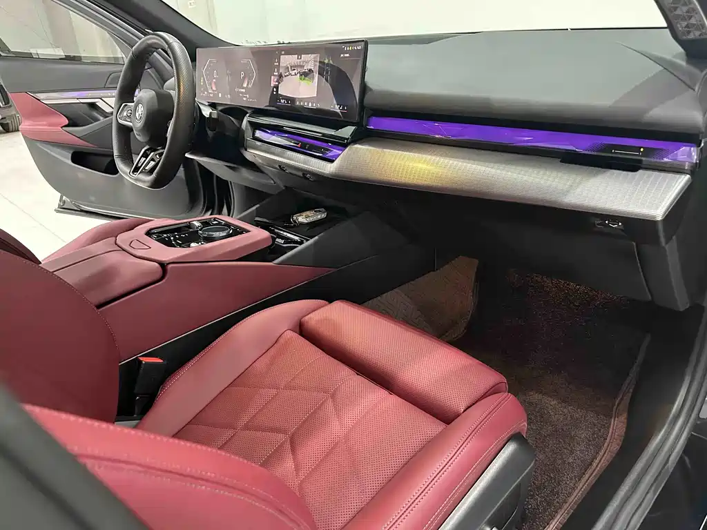 BMW 5 Series 2025 — фото 11