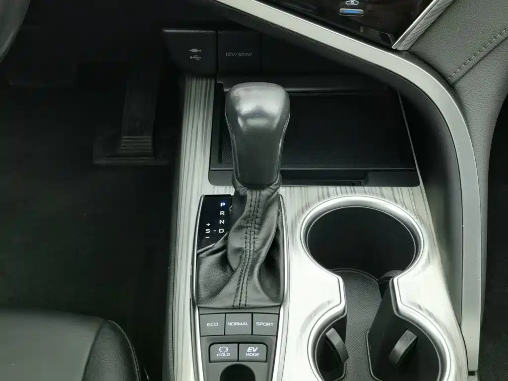 Toyota Camry 2020 — фото 13