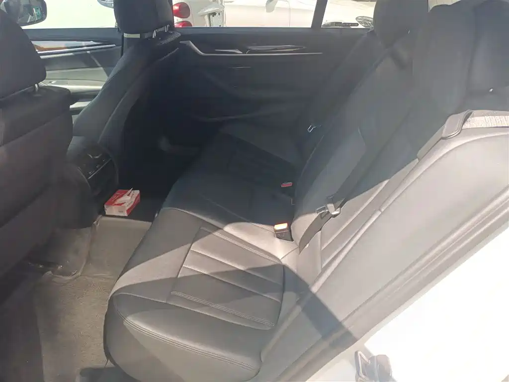 BMW 5 Series 2018 — фото 17