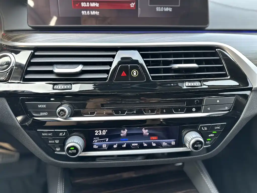 BMW 5 Series 2018 — фото 13